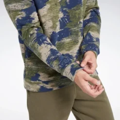 Reebok Identity Modern Camo Fleece Crew Sweatshirt Mens -Trendy Women GUEST d657fafa 1586 4f7e 95cd a6357a1fb5ce